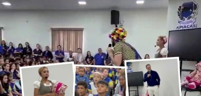 Alunos de Apiacás lotam centro cultural para assistir peça teatral