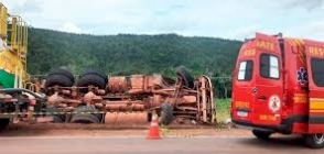 Carreta se envolve em colisão com caminhonete na 163 em Guarantã e tomba