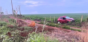 Bombeiros socorrem vítimas de capotamento na BR-163
