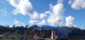 Batalhão Ambiental fecha balsa de garimpo ilegal e apreende caminhão carregado com madeira