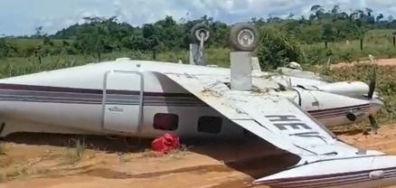 Aeronave com equipe médica sai da pista e capota em MT