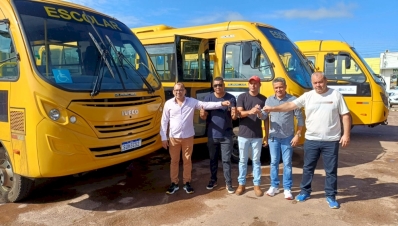 Prefeito Paulistinha reforça frota escolar com novos ônibus